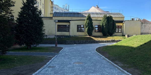 Oprava povrchu komunikací v parku za Mírovým náměstím