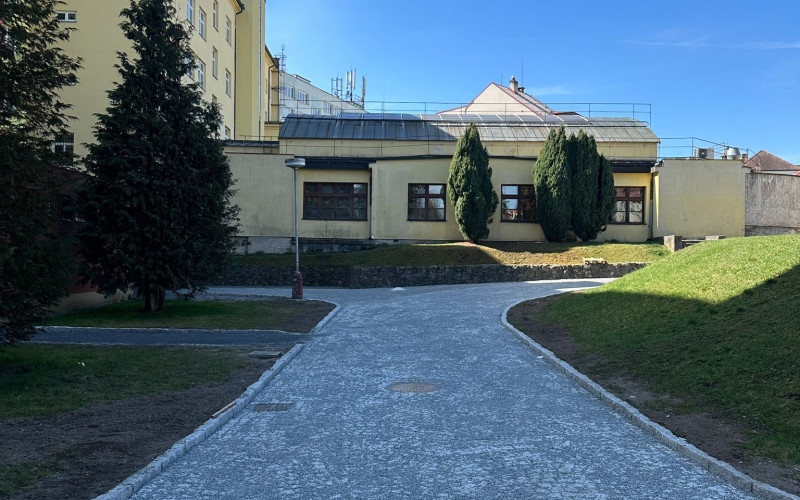 Oprava povrchu komunikací v parku za Mírovým náměstím